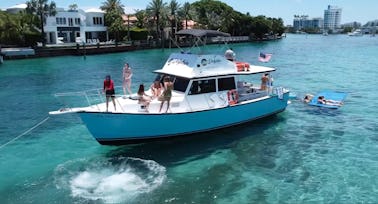 Célébrez l'événement avec Yacht Party & Sightseeing à Miami Beach, avec jusqu'à 34 invités ! 