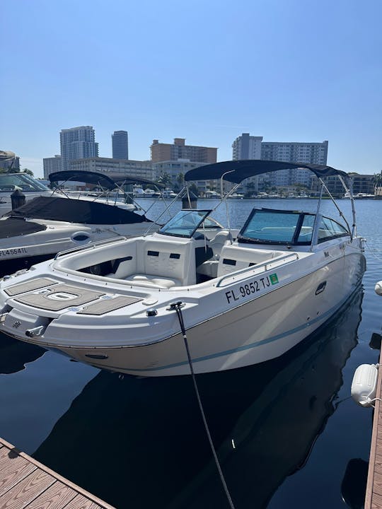 Cuarto de baño a bordo del Four Winns Bowrider 24, Hallandale Beach, Sunny Isles