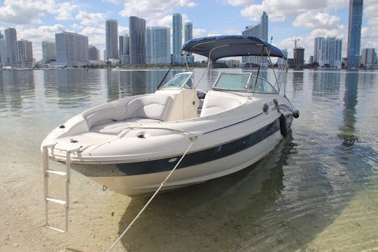 Explorez Miami Beach avec style : louez le bateau Sundeck Blue de 26 pieds !