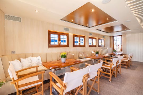 Nuevo barco personalizado de 90 pies para 180 invitados