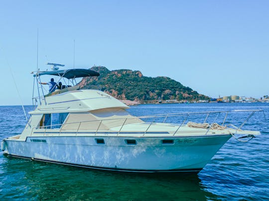 Custom 40ft Yacht for the best experience in Mazatlan