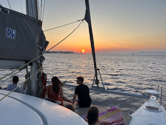 夕日、食事、飲み物付きのプライベートカタマランイブニングクルーズ