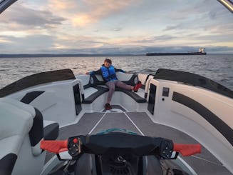 Bateau lacustre avec jet ski attaché