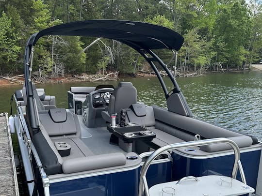 25' Avalon Pontoon for rent on Lake Wylie