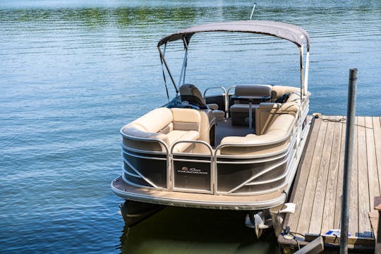 20' Sun Tracker Party Barge Dlx Pontoon Rental in Charlotte, North Carolina