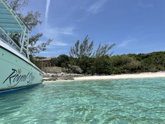 La royauté sur la mer ! Découvrez nos eaux tranquilles à bord de notre Contender de 35 pieds.