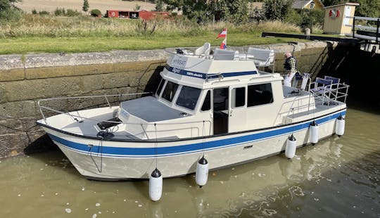 Rent the electric boat Sigrid on Gota Kanal, Sweden