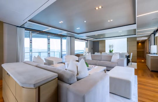 Monaco Yacht 33M It boasts a light and contemporary style throughout!