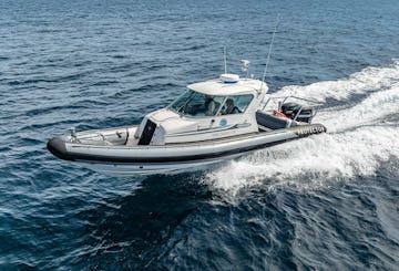 Bote de crucero con motor protector de 28 pies y 400 CV, BYOB y capitán con licencia