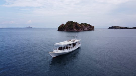 Cruzeiro ao pôr do sol em Labuan Bajo