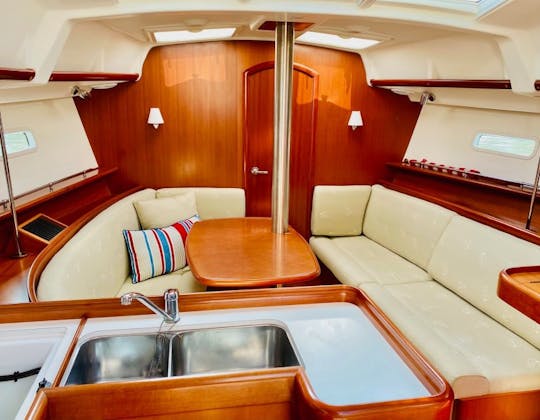 SAILING THE GULF OF NICOYA ON A LUXURY 37" YACHT