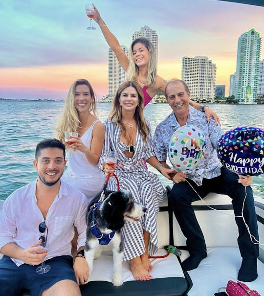 Passeio de barco privado exclusivo de 2h em Miami com champanhe