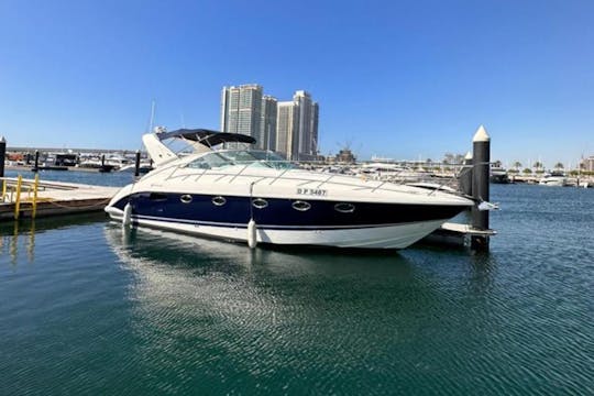 Premium Fairline | 40 pies | Yate bellamente diseñado para más de 10 personas