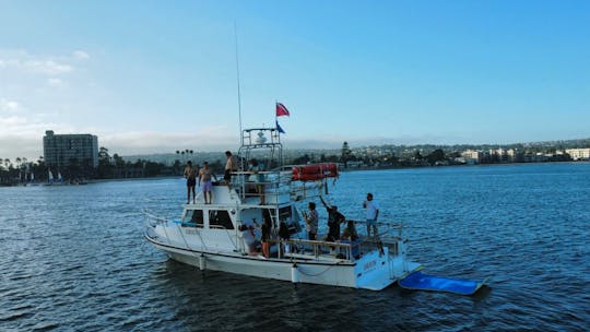 🎶 Yate privado para fiestas en Mission Bay (21 invitados): comida, bebida y diversión para niños
