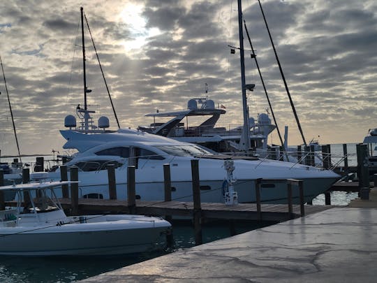 Yacht à moteur Sunseeker Predator de 74 pieds : jetski, plongée avec tuba, plateforme de bain, divertissement