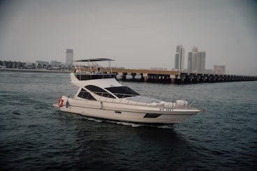 Yacht Ferretti de 55 pieds avec une capacité de 12 personnes 