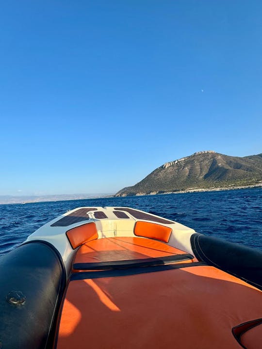 Louez un semi-rigide balistique de 18 pieds à Paros pour 7 personnes