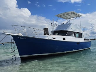 Aventura clássica de cruzeiro fluvial guiado pela Mainship Trawler de 1979 