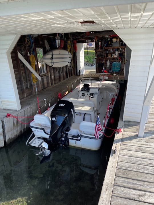 ¡Hermoso y manejable Boston Whaler de 17 pies equipado para el río!