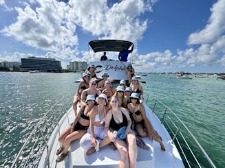 Miami Yacht Party pouvant accueillir jusqu'à 34 passagers — Célébrez et visitez le monde avec style !