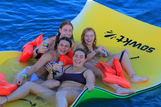 Mergulhe com snorkel em um catamarã e muita diversão, bar aberto e cruzeiro com almoço ou jantar