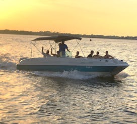 Um barco particular em St Augustine para até seis pessoas em sua tripulação ou apenas vocês dois