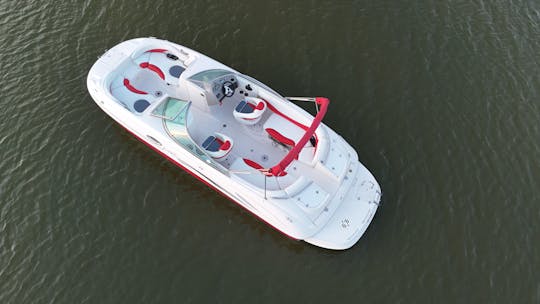 Bateau ponté spacieux pouvant accueillir jusqu'à 11 passagers à Lake Conroe, au Texas