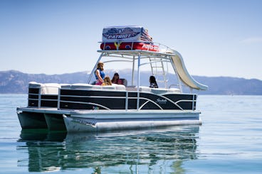 Ponton avec toboggan à Tahoe Vista, Californie - 8 heures