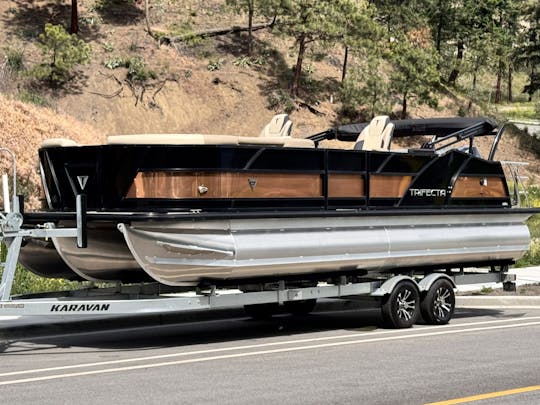 Luxury 25ft Trifecta Tritoon on Lake Okanagan