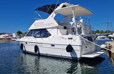 Bayliner 3587 Motoryacht for charter or daily tour with Novelty Tours