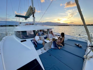 Catamaran de fête de 40 pieds pour 13 personnes sur un banc de sable !