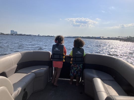 Naviguez sur la côte d'émeraude à bord d'une luxueuse Bentley Tritoon de 22 pieds