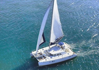 Catamarã Lagoon que cruzamos em Lisboa, Portugal