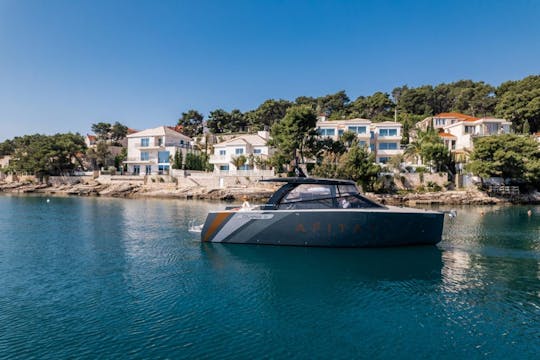 Colnago 35 Luxury Sports Yacht in Bol