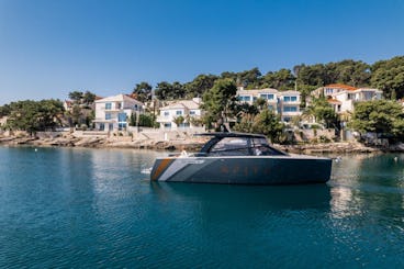 Colnago 35 Luxury Sports Yacht in Bol