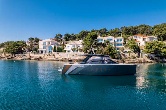 Colnago 35 Luxury Sports Yacht in Bol