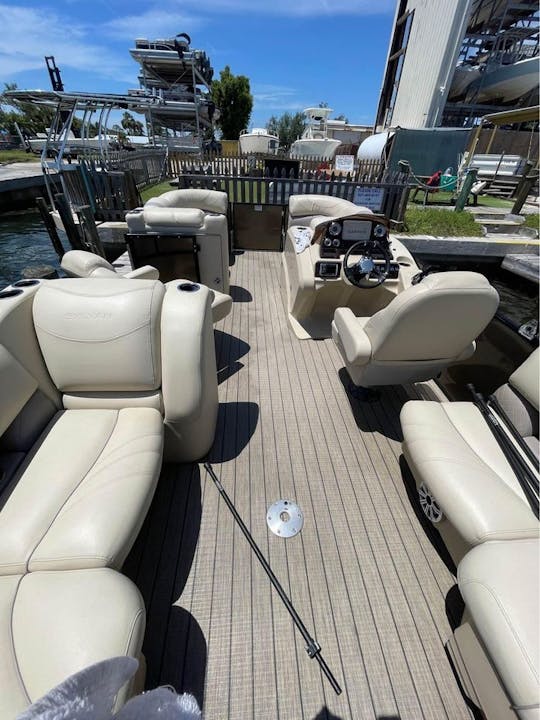 Best priced 24ft LUXURY TriPontoon Boat rental Southwest Florida. Captain avail