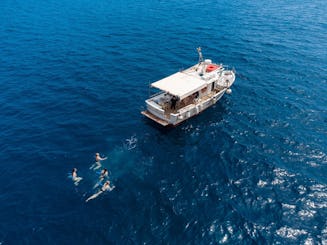 Découvrez la côte amalfitaine ; excursion en bateau privé avec déjeuner et baignade dans la mer.