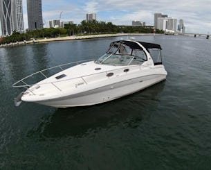 Lindo iate a motor Sea Ray de 36 pés para até 10 convidados e tapete flutuante em Miami!