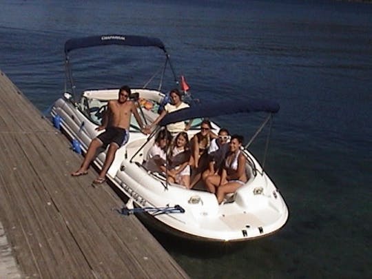 Bateau spacieux avec pont de 23 pieds, parfait pour s'amuser en famille et se détendre sur le lac Lewisville