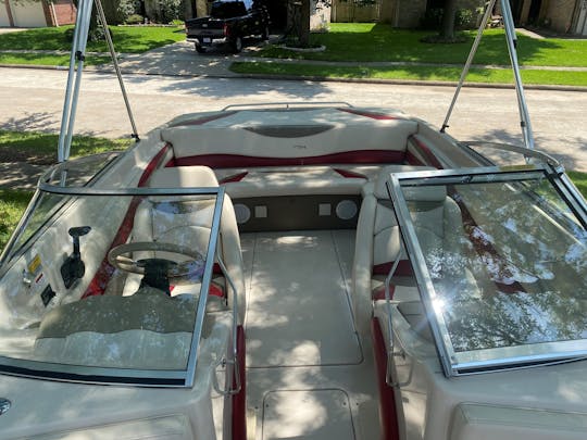 Spacious Glastron Bowrider Boat on Lake Somerville