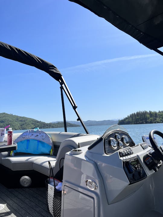 Lowe Tritoon Patio Boat em Shasta Lake com espaço para 11 pessoas!