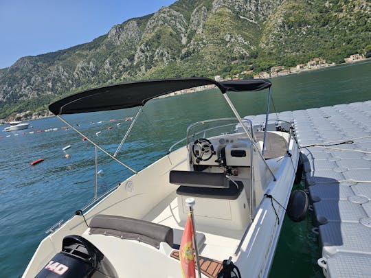 Location de hors-bord jusqu'à 8 personnes (facturé à l'heure)