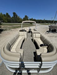 Explore the Beautiful Water of Glen Lake with a Bennington 25RL Pontoon Boat!