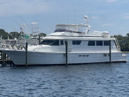 Expérience de navigation de luxe à bord du yacht à moteur Hatteras de 74 pieds