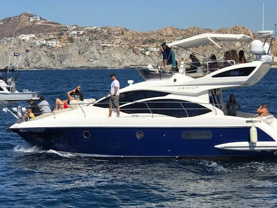 Explore a bordo de nuestros dos yates a motor Azimut privados de 38 pies  