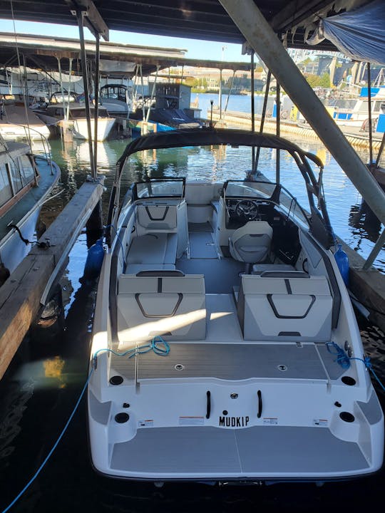 NOUVEAU BATEAU DE SURF YAMAHA (CAPITAINE ET ESSENCE INCLUS)