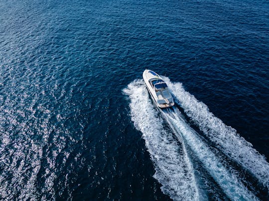 Excursiones en barco de lujo en el yate a motor Sarnico 43