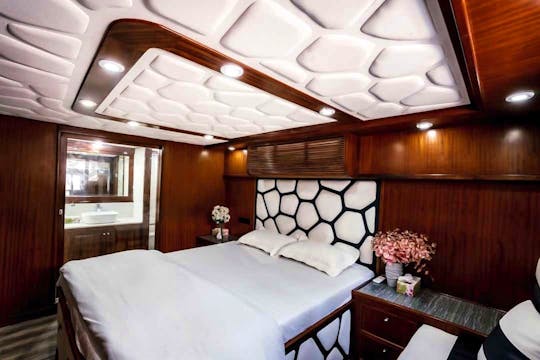 LUXURY SUPER 85FT YACHT WITH JACUZZI UPTO 65 GUEST IN DUBAI MARINA