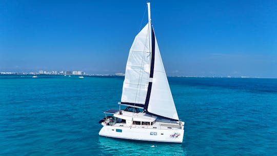42ft Luxury Catamaran Private Charter / Capacity 40 people